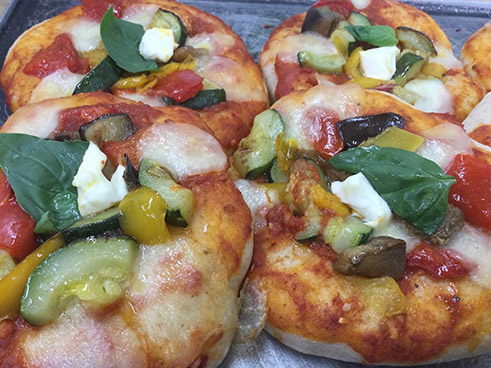 モッツァレラチーズと夏野菜のピザ